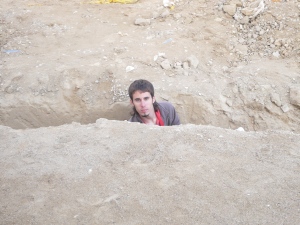 Voluntario durante las excavaciones arqueológicas